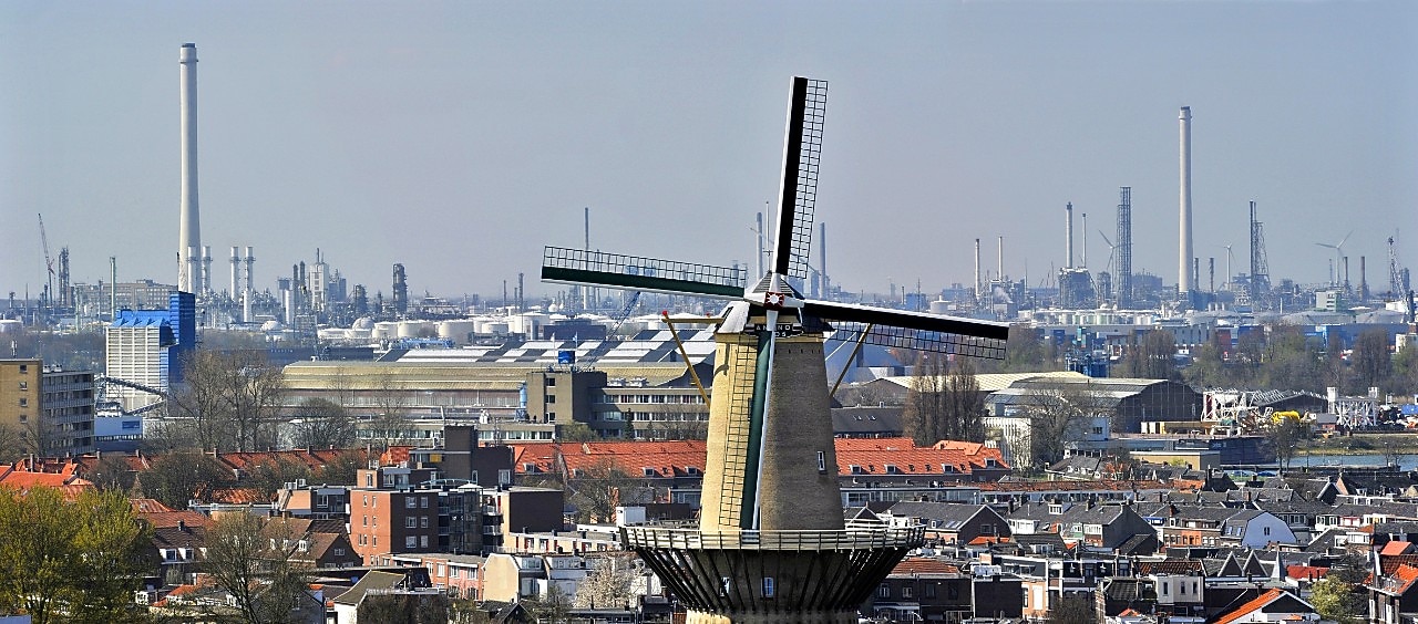 Molen met op de achtergrond de raffinaderij
