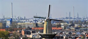 Molen met op de achtergrond de raffinaderij