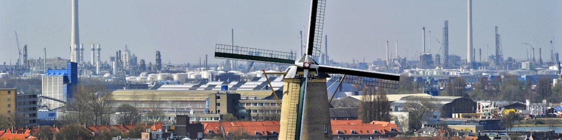 Molen met op de achtergrond de raffinaderij