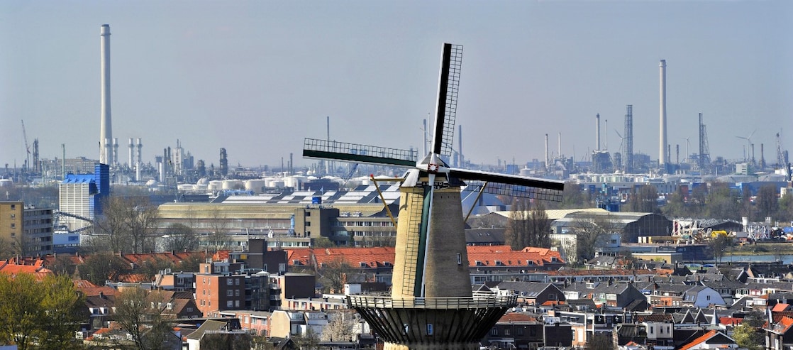 Molen met op de achtergrond de raffinaderij