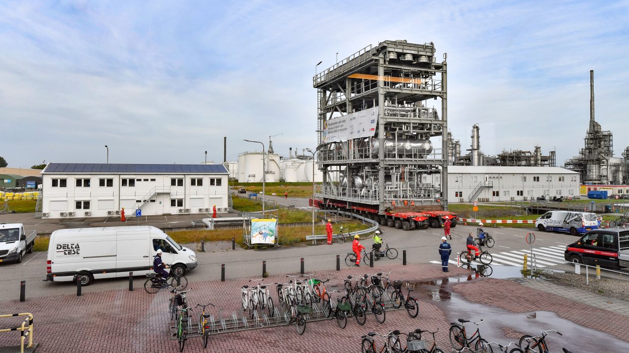 … over het terrein van Shell Chemicals Park Moerdijk …