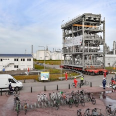 … over het terrein van Shell Chemicals Park Moerdijk …