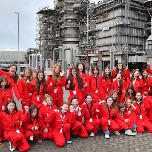 De meiden van het Penta College op bezoek bij Shell Energy and Chemicals Park Rotterdam.