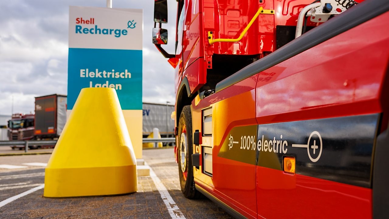 Shell opent eerste truckstation met alle vormen van energie voor onderweg bij Eindhoven Acht