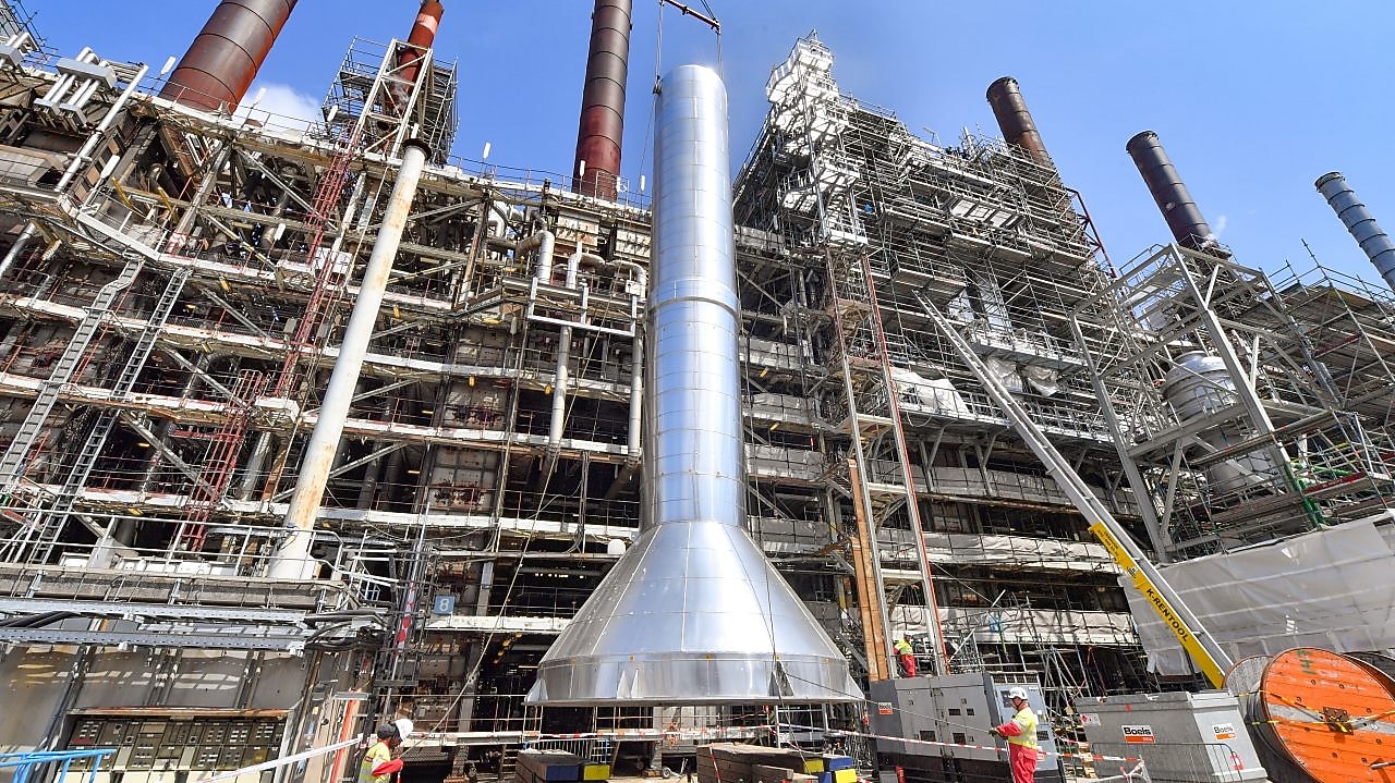 Op de grond is goed te zien hoe imposant de schoorsteen is