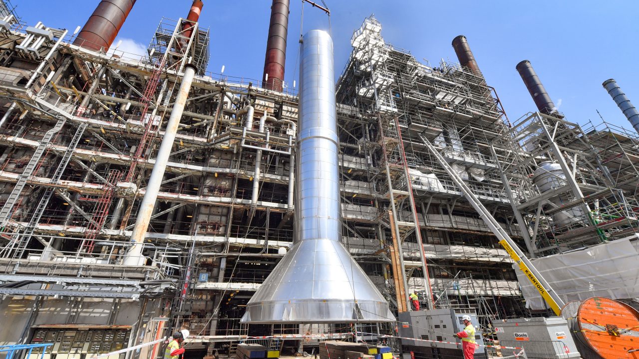 Op de grond is goed te zien hoe imposant de schoorsteen is