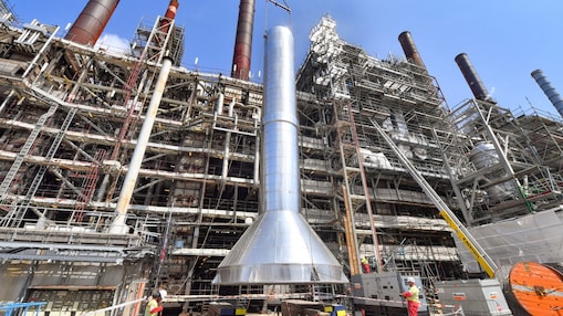 Op de grond is goed te zien hoe imposant de schoorsteen is