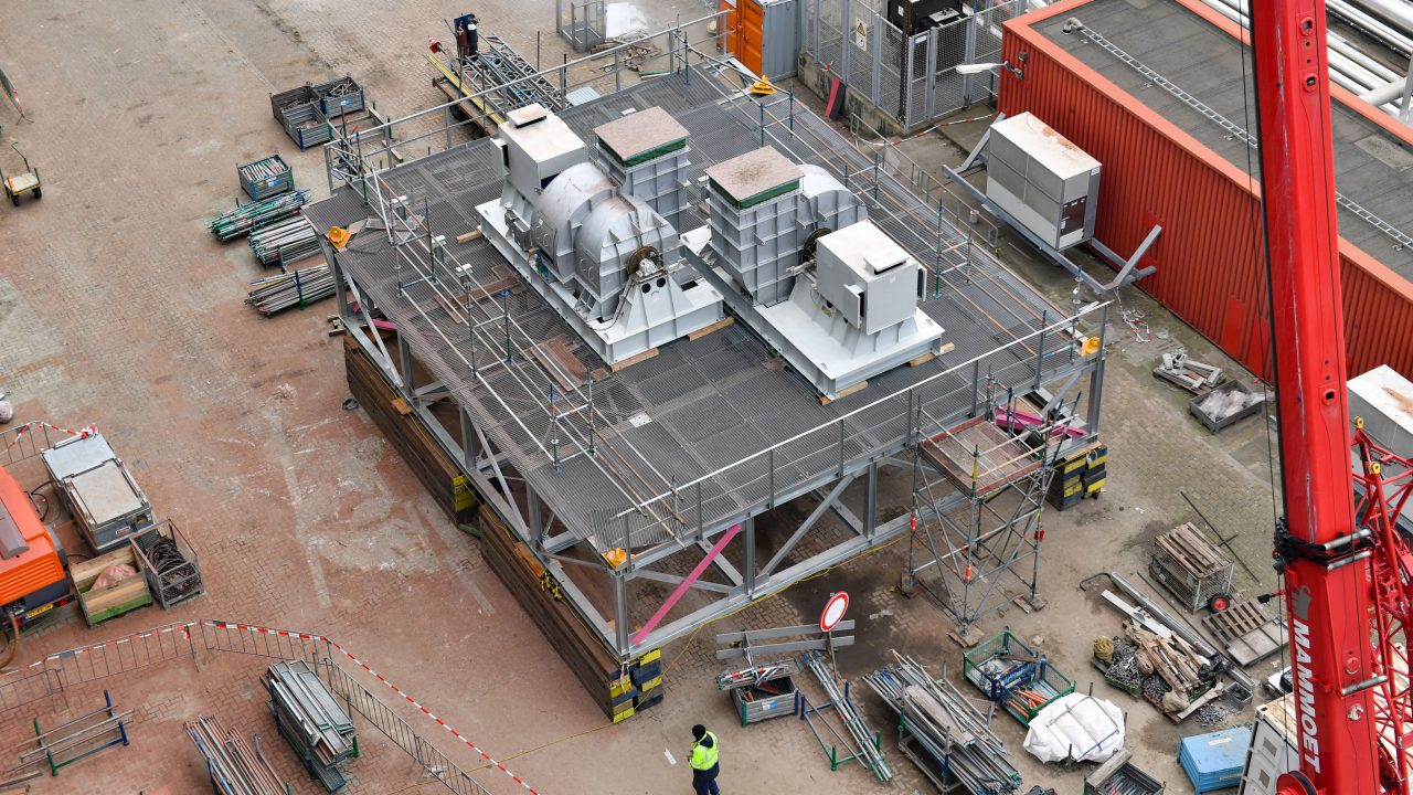 De rookgas ventilatoren zijn van bovenaf goed zichtbaar