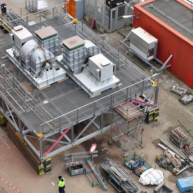 De rookgas ventilatoren zijn van bovenaf goed zichtbaar