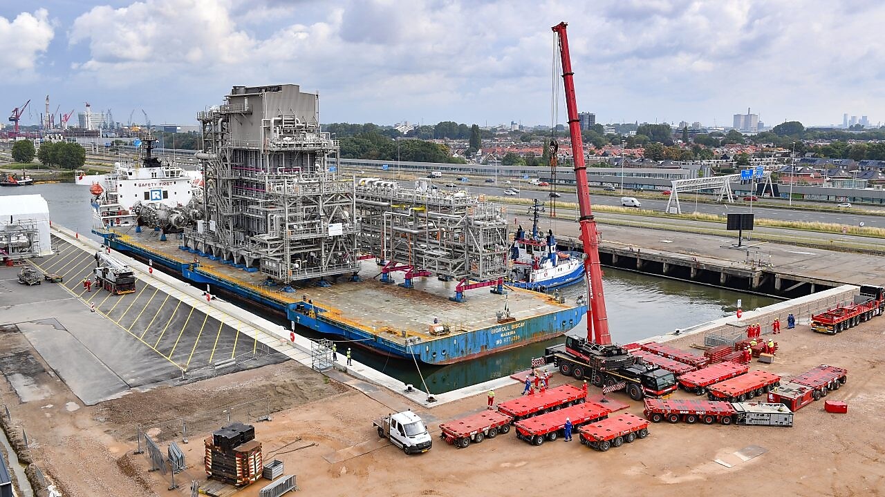 Modules biobrandstoffenfabriek arriveren in Pernis.