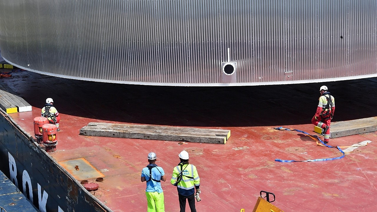 Wat lijken de mensen klein naast die enorme tank