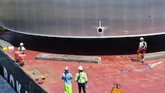 Wat lijken de mensen klein naast die enorme tank