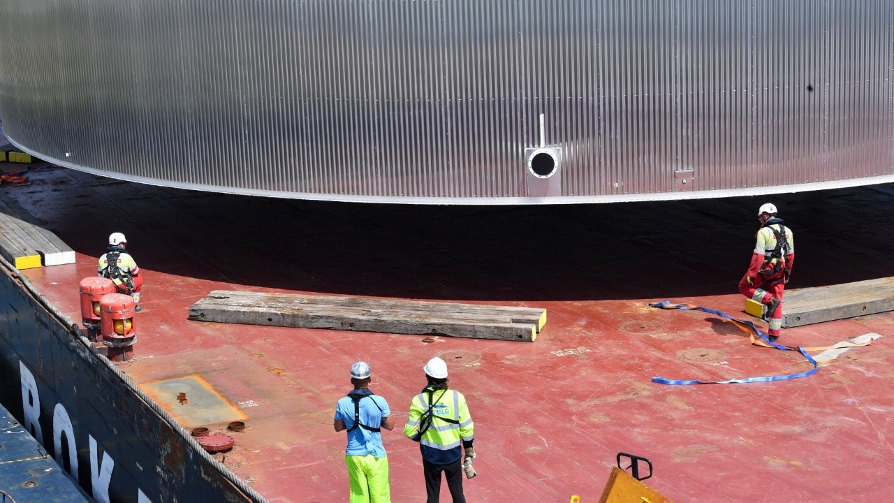 Wat lijken de mensen klein naast die enorme tank