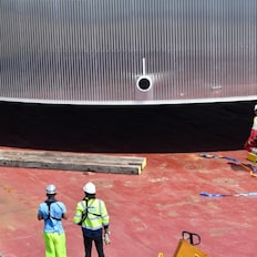 Wat lijken de mensen klein naast die enorme tank