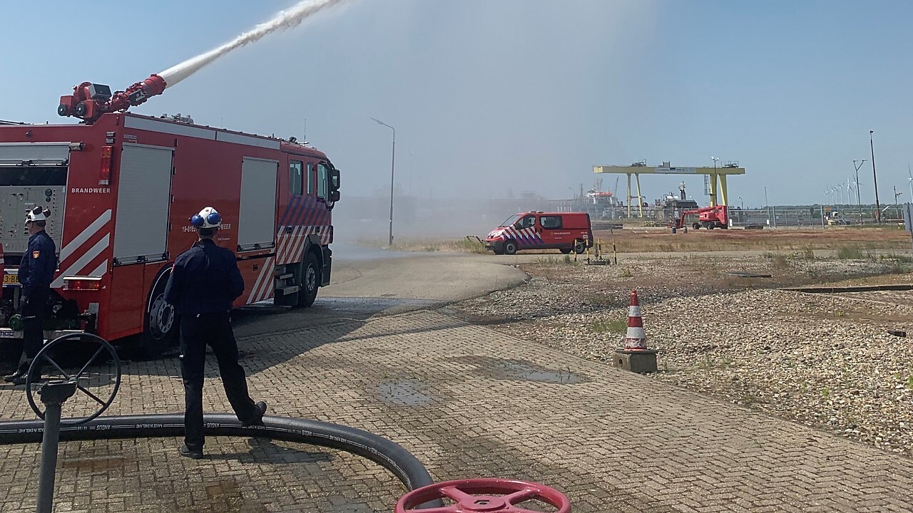 Een blusvoertuig van Dow Terneuzen in actie voor een denkbeeldige brand bij Shell Chemicals Park Moerdijk