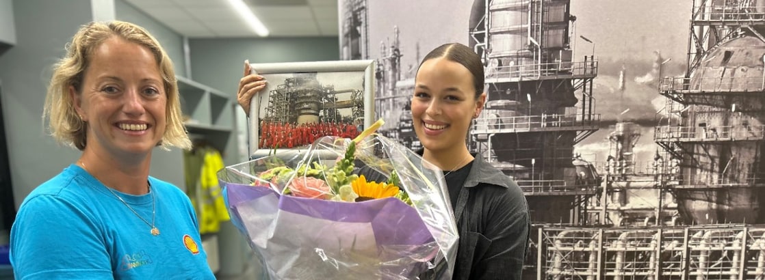 Chyara (rechts) met ploegleider Saskia Klaassens, Shell Energy and Chemicals Park Rotterdam (Pernis)