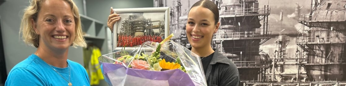 Chyara (rechts) met ploegleider Saskia Klaassens, Shell Energy and Chemicals Park Rotterdam (Pernis)
