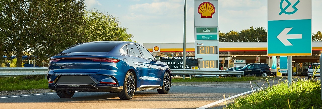 Elektrische auto op weg naar Shell-retailstation