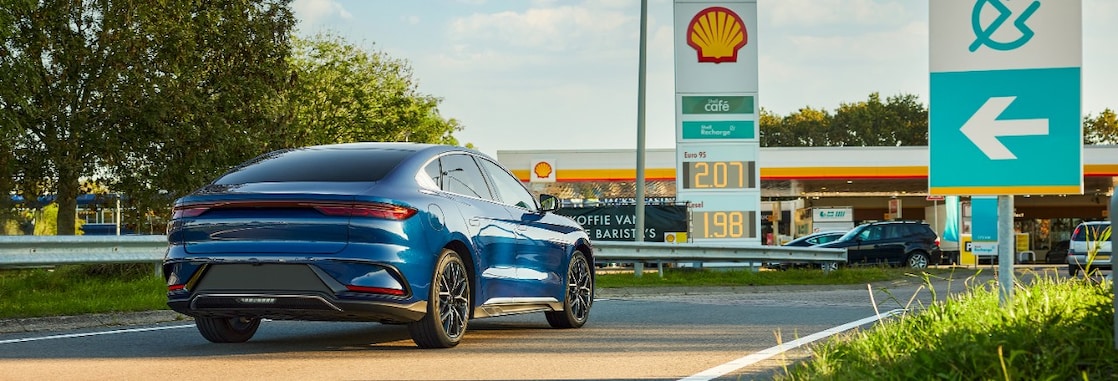 Elektrische auto op weg naar Shell-retailstation