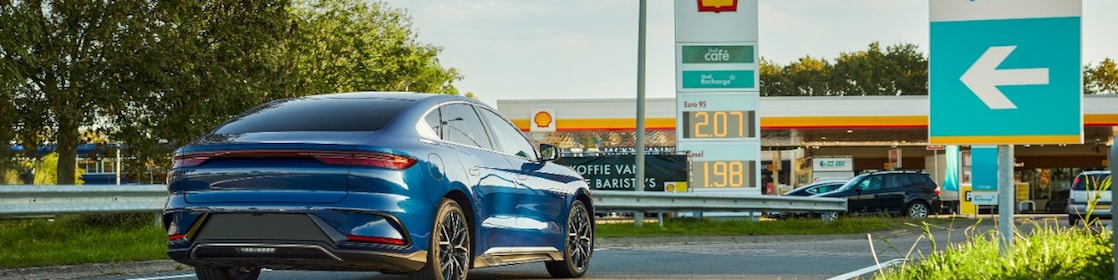 Elektrische auto op weg naar Shell-retailstation