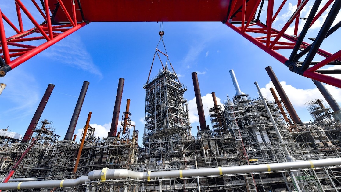 Panorama van de kraker (MLO) op Shell Chemicals Park Moerdijk