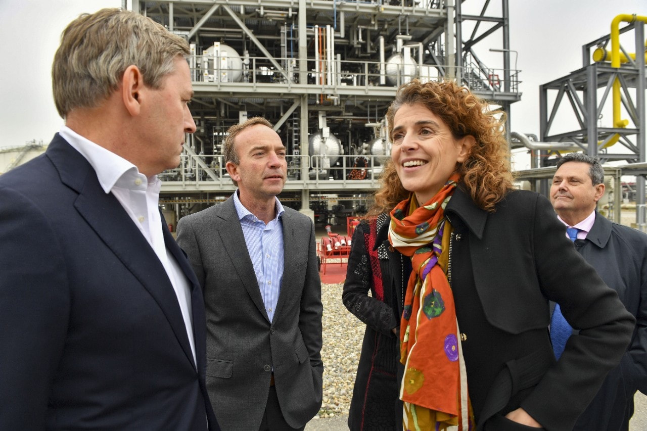 Minister Hermans (2e van rechts) tijdends de opening van de MDU op Shell Moerdijk, 8 november 2024. Rechts achter haar Chris Jansen, staatssecretaris voor Openbaar Vervoer en Milieu. Links van de minister Richard Zwinkels, directeur van Shell Chemicals Park Moerdijk (Foto: Ernst Bode)