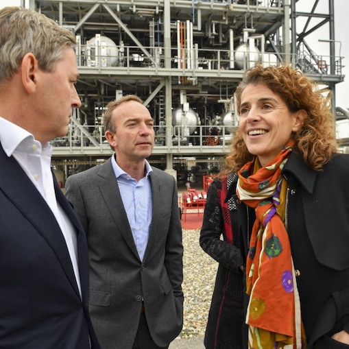 Minister Hermans (2e van rechts) tijdends de opening van de MDU op Shell Moerdijk, 8 november 2024. Rechts achter haar Chris Jansen, staatssecretaris voor Openbaar Vervoer en Milieu. Links van de minister Richard Zwinkels, directeur van Shell Chemicals Park Moerdijk (Foto: Ernst Bode)