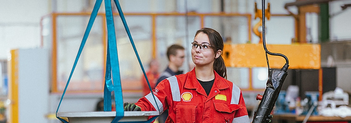 Een vrouwelijke Shell-medewerker in de fabriek