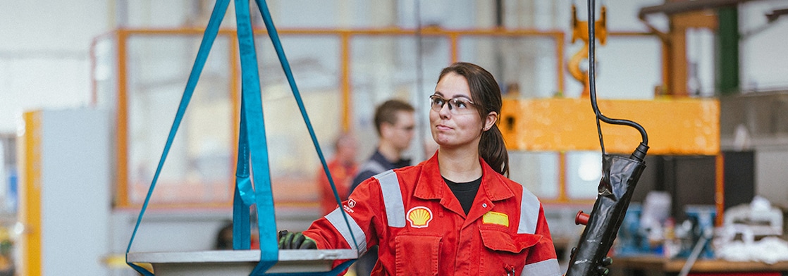 Een vrouwelijke Shell-medewerker in de fabriek