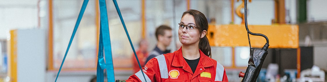 Een vrouwelijke Shell-medewerker in de fabriek