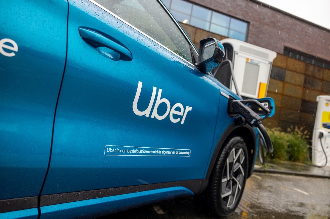 Uber-auto aan de Shell-laadpaal (Foto: Christian Kalse)