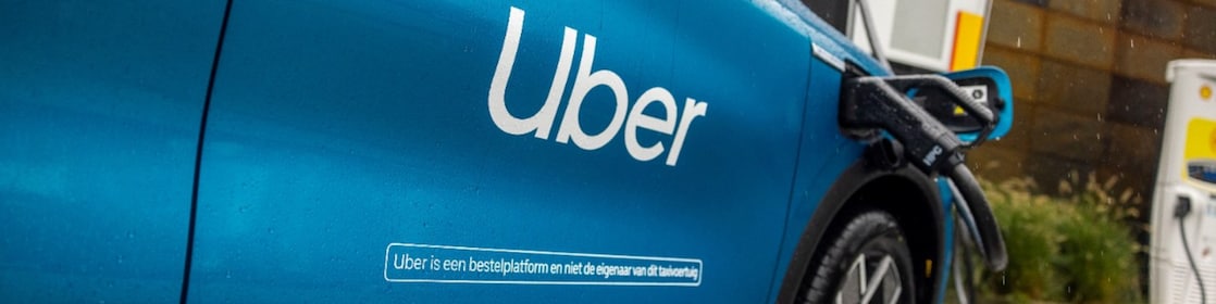 Uber-auto aan de Shell-laadpaal (Foto: Christian Kalse)