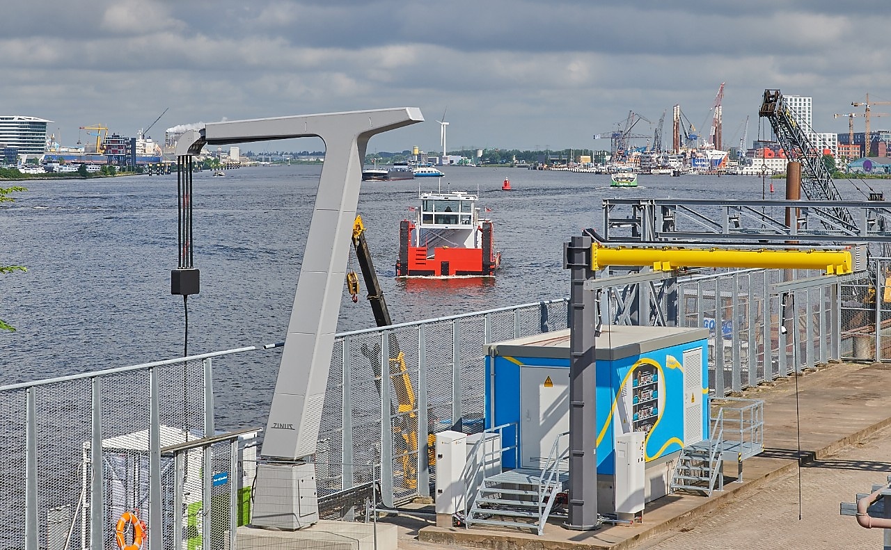 Een elektrische werkboot op weg naar de MW-lader, ETCA, juni 2024 (Foto: Michel Campfens)