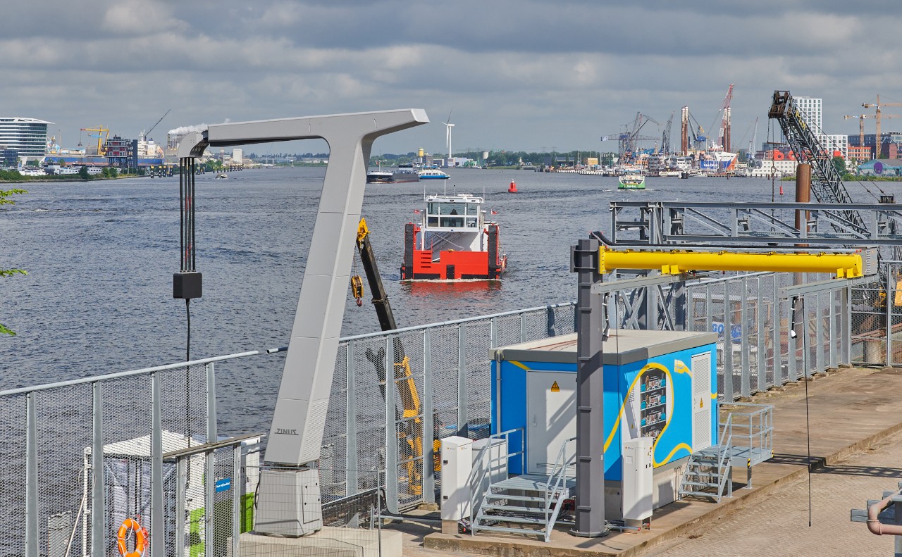 Een elektrische werkboot op weg naar de MW-lader, ETCA, juni 2024 (Foto: Michel Campfens)
