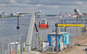 Een elektrische werkboot op weg naar de MW-lader, ETCA, juni 2024 (Foto: Michel Campfens)