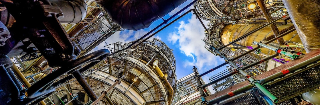 Blik in de Crude Distiller op Shell Energy and Chemicals Park Rotterdam