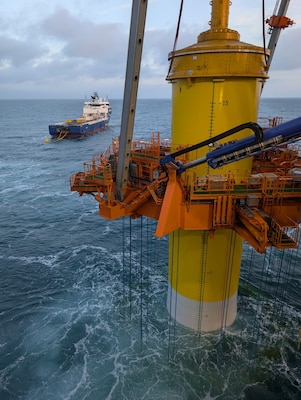 Close-up van de plaatsing van de eerste monopile van Hollandse Kust West (Ecowende) (Foto: Van Oord)