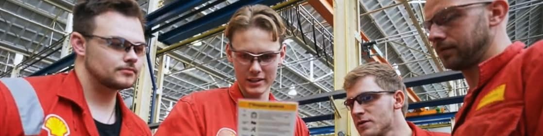 Vier Shell-medewerkers van de Centrale Werkplaats van Shell Pernis (Beeld: video-screendump Shell Pernis)