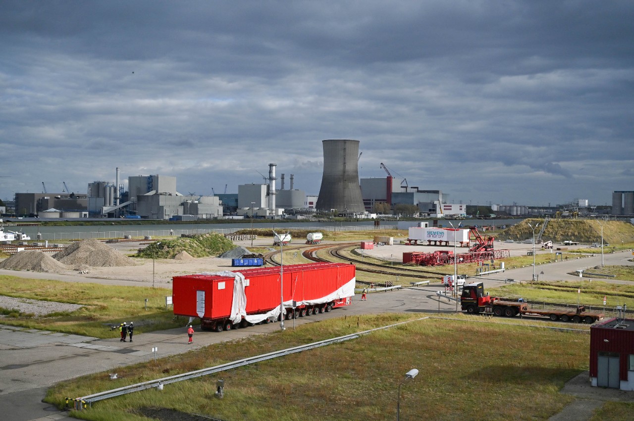 Een van de e-houses onderweg naar zijn plek op Shell Chemicals Park Moerdijk (Foto: Shell Chemicals Park Moerdijk)