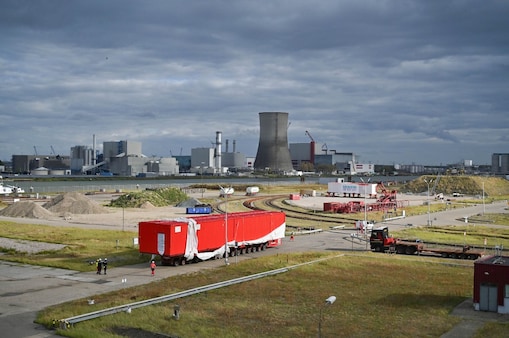 Een van de e-houses onderweg naar zijn plek op Shell Chemicals Park Moerdijk (Foto: Shell Chemicals Park Moerdijk)