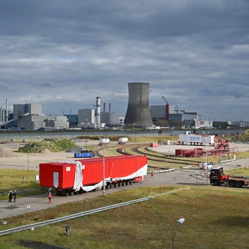Een van de e-houses onderweg naar zijn plek op Shell Chemicals Park Moerdijk (Foto: Shell Chemicals Park Moerdijk)