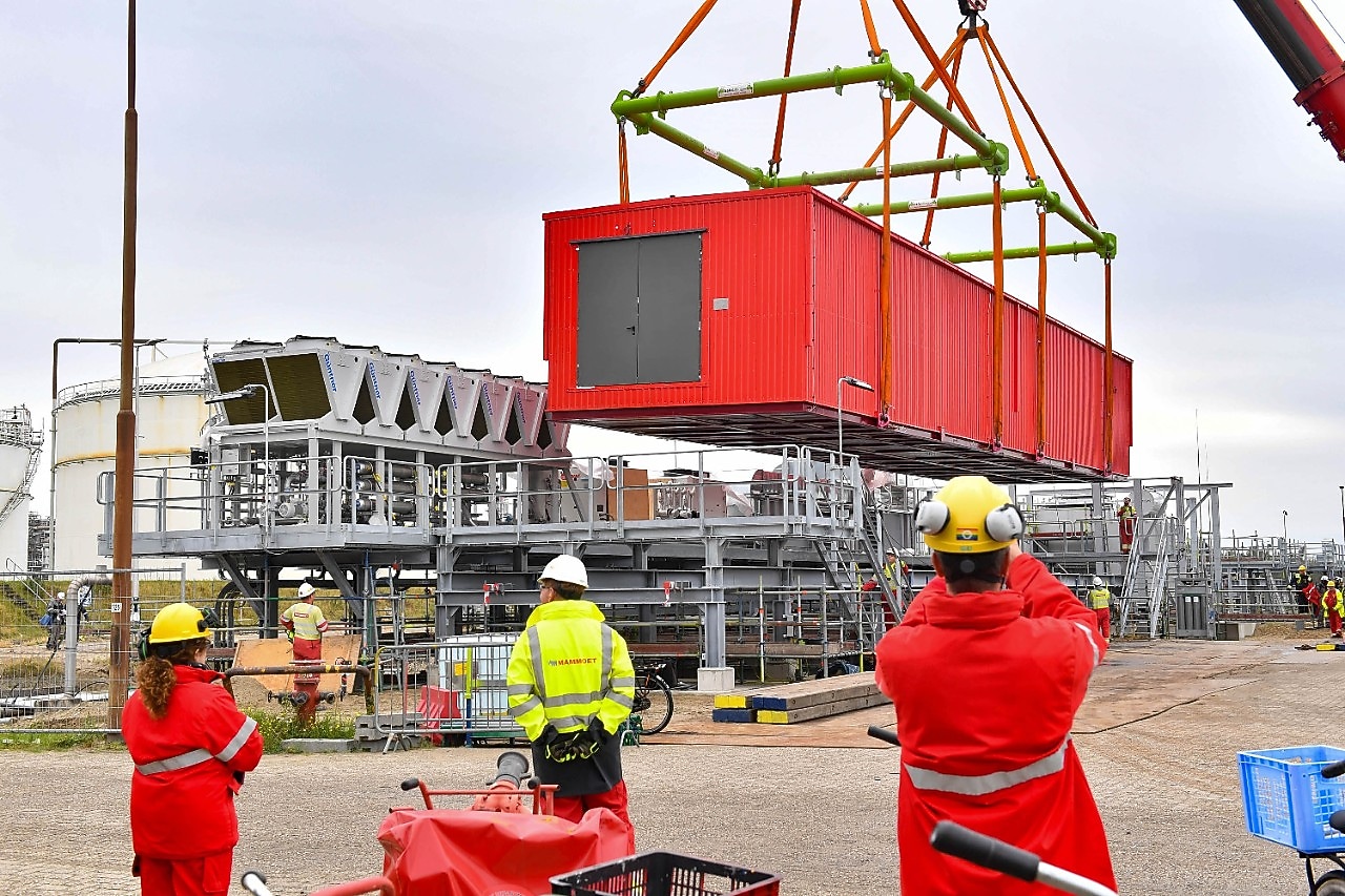 Het laatste stukje naar de vaste plek van het e-house op Shell Chemicals Park Moerdijk (Foto: Shell Chemicals Park Moerdijk)
