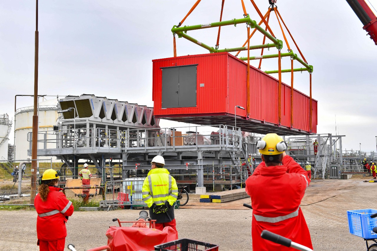 Het laatste stukje naar de vaste plek van het e-house op Shell Chemicals Park Moerdijk (Foto: Shell Chemicals Park Moerdijk)