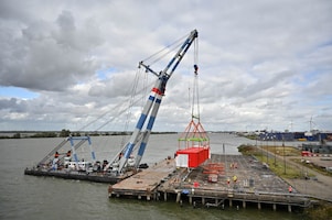 Aankomst van een e-house bij Shell Chemicals Park Moerdijk (Foto: Ernst Bode)