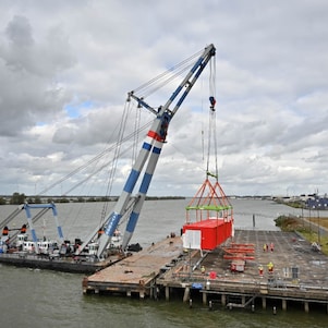 Aankomst van een e-house bij Shell Chemicals Park Moerdijk (Foto: Ernst Bode)