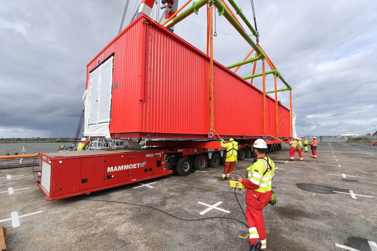 Het e-house wordt van de Mammoet-megatransporter gehesen (Foto: Shell Chemicals Park Moerdijk)