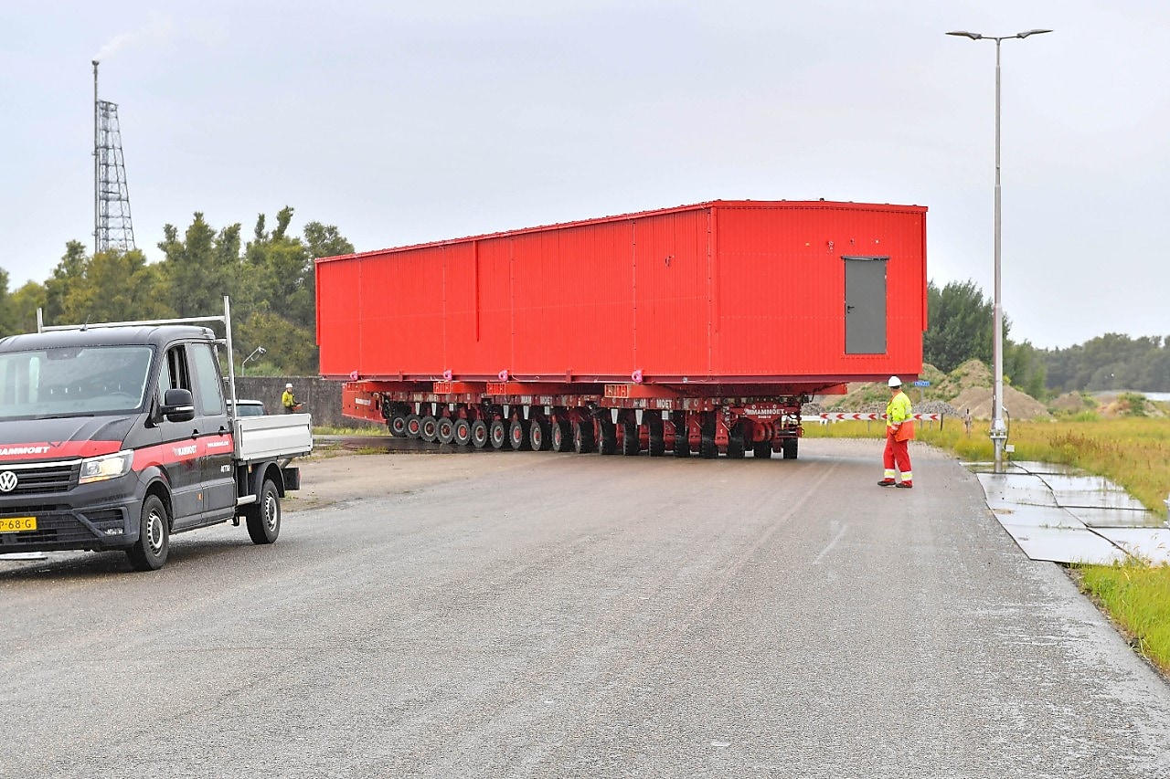 Rollend vervoer van een e-house op Shell Chemicals Park Moerdijk (Foto: Shell Chemicals Park Moerdijk)