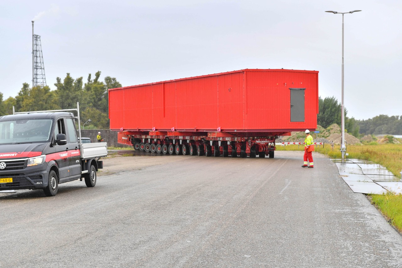 Rollend vervoer van een e-house op Shell Chemicals Park Moerdijk (Foto: Shell Chemicals Park Moerdijk)