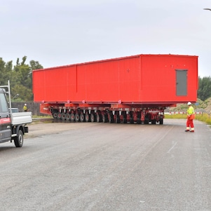 Rollend vervoer van een e-house op Shell Chemicals Park Moerdijk (Foto: Shell Chemicals Park Moerdijk)