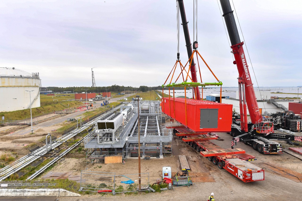 Het laatste stukje naar de vaste plek van het e-house op Shell Chemicals Park Moerdijk (Foto: Shell Chemicals Park Moerdijk)
